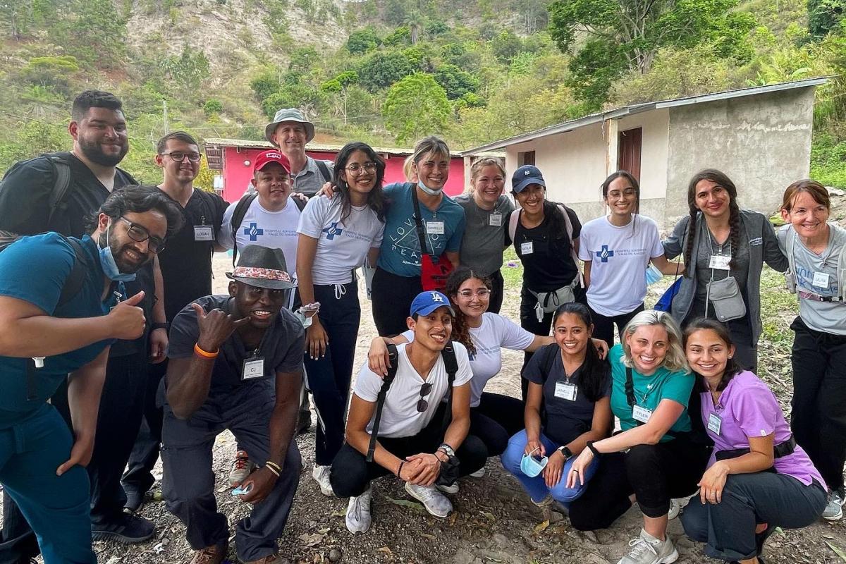 A group of physical therapy students on a trip to Honduras