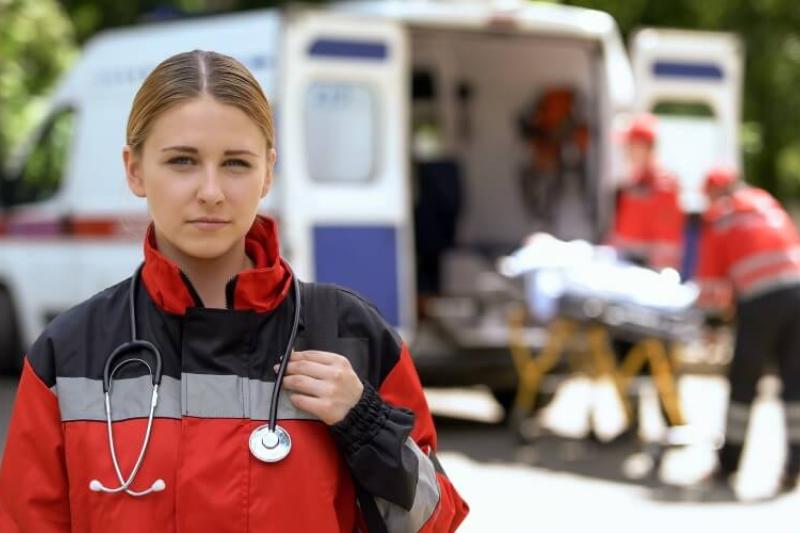 emergency-nurse-with-stethoscope