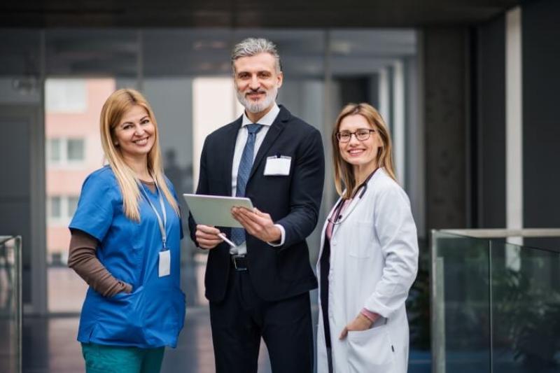 healthcare-administrator-wth-nurse-and-doctor