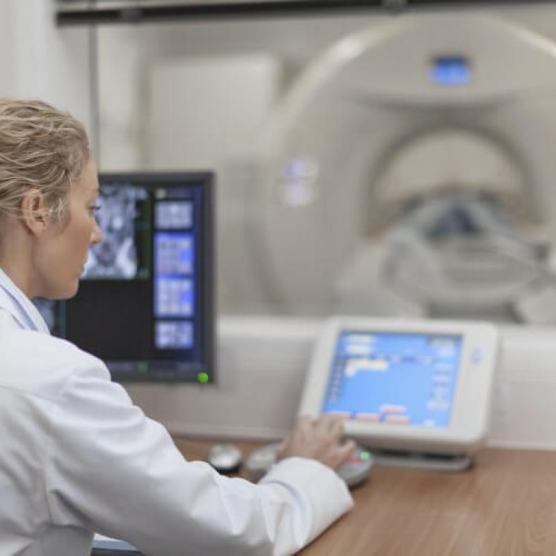 doctor-operating-ct-scanner