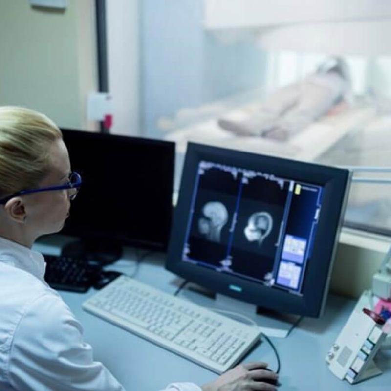 mri-technologist-scanning