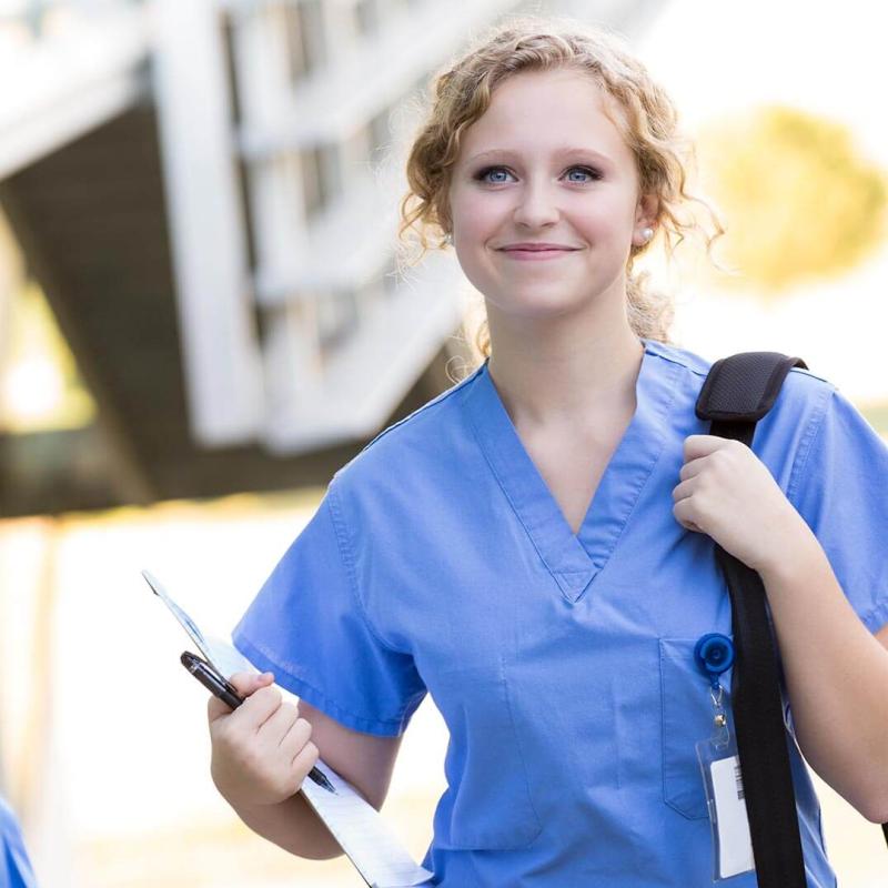 What-is-a-Travel-Nurse-Career-Outlook-and-Salary