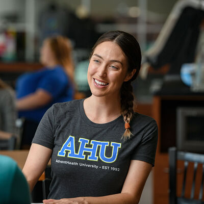 A current student conversing with a new student during orientation
