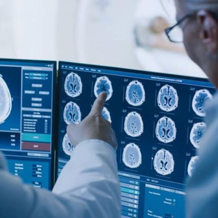 radiologists-examining-images